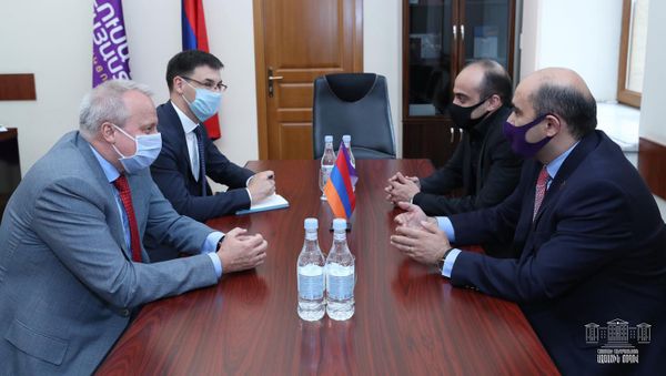 Депутаты от фракции Просвещенная Армения Эдмон Марукян и Тарон Симонян на встрече с Чрезвычайным и Полномочным послом России Сергеем Копыркином (19 июня 2020). Еревaн - Sputnik Армения