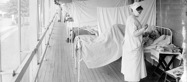 Медсестра у пациента в отделении гриппа больницы Уолтера Рида (1918 - 1919гг). США Медсестра у пациента в отделении гриппа больницы Уолтера Рида (1918 - 1919гг). США - Sputnik Արմենիա