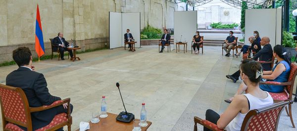 Президент Армен Саркисян принял группу французских медицинских работников (20 июня 2020). Еревaн - Sputnik Армения