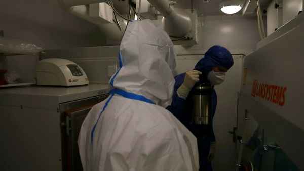 Специалисты продолжают совместно проводить тестирование на коронавирусную болезнь в российской мобильной лаборатории для изучения инфекции Covid-19 - Sputnik Армения