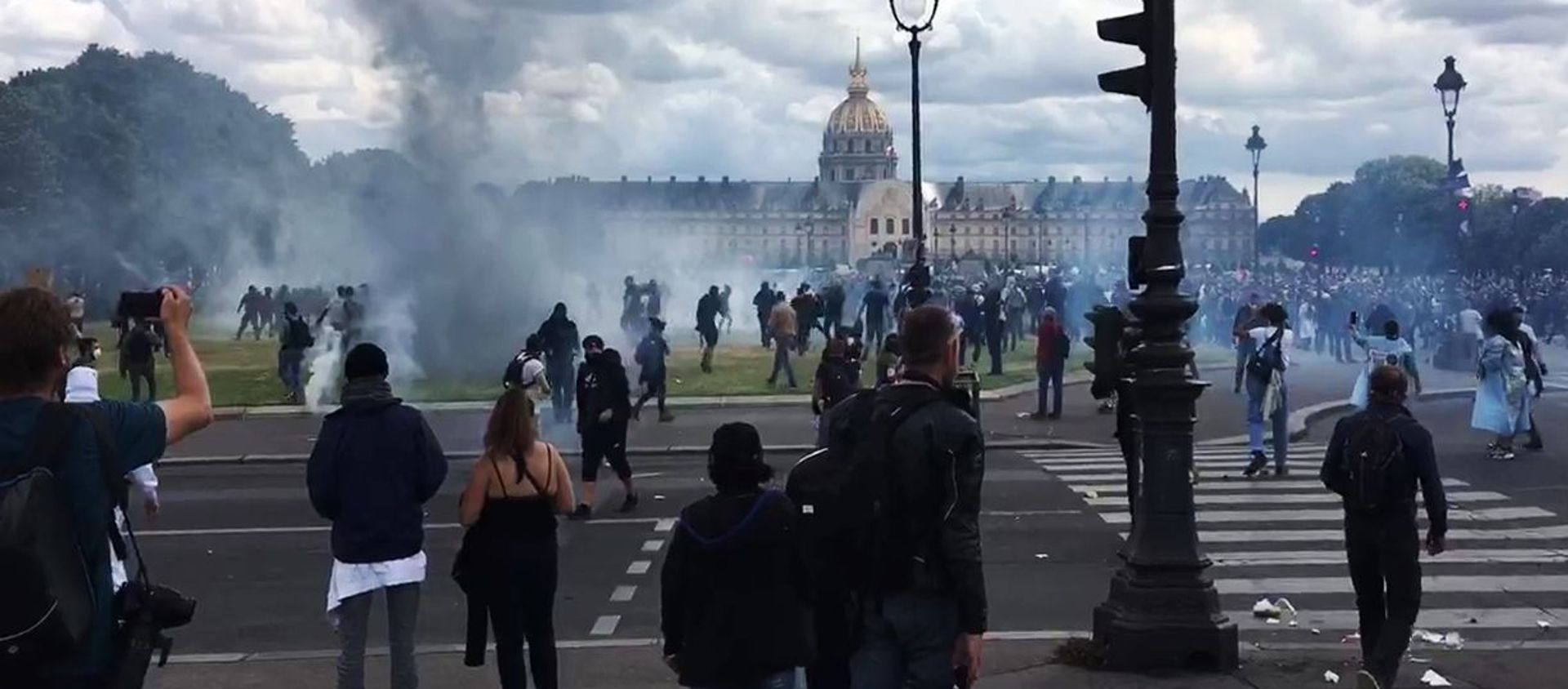 Беспорядки в Париже во время акции протеста медицинских работников - Sputnik Армения, 1920, 14.08.2021