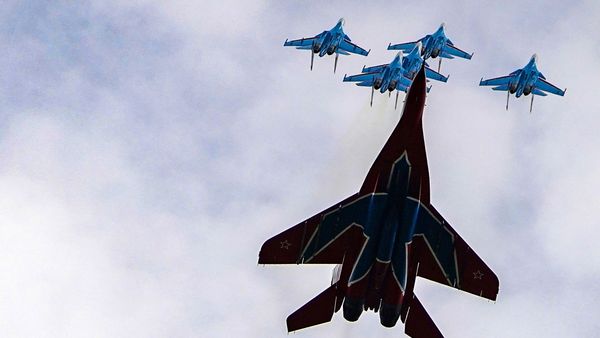 Истребители МиГ-29 и Су-30СМ пилотажных групп Русские витязи и Стрижи во время репетиции воздушной части парада Победы - Sputnik Армения