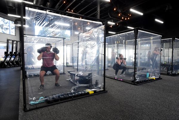 Inspire South Bay Fitness ֆիթնես ակումբի այցելուները` մարզումների ժամանակ (2020 թվականի հունիսի 15). Կալիֆոռնիա

 - Sputnik Արմենիա