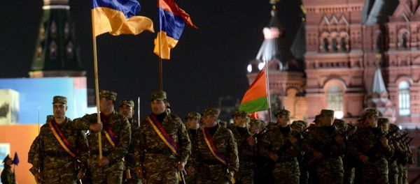 Военнослужащие Армении на Красной площади во время репетиции военного парада Победы в Великой Отечественной войне (29 апреля 2015). Москва Военнослужащие Армении на Красной площади во время репетиции военного парада Победы в Великой Отечественной войне (29 апреля 2015). Москва - Sputnik Армения