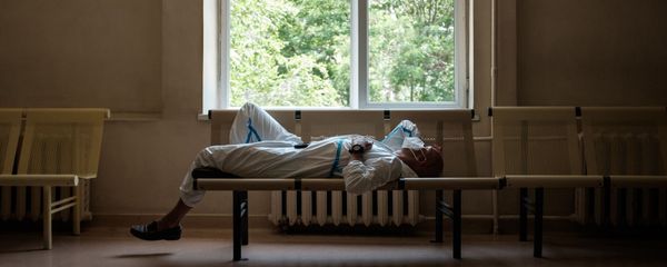 Александер Миньон, глава бригады французских медиков, прибывших в Армению, в медцентре Григор Лусаворич Александер Миньон, глава бригады французских медиков, прибывших в Армению, в медцентре Григор Лусаворич - Sputnik Армения