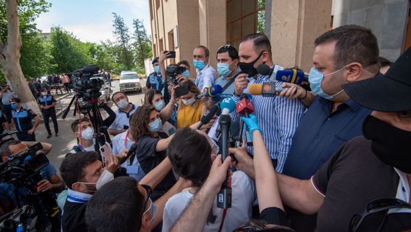 Адвокат Гагика Царукяна Ерем Саркисян отвечает на вопросы журналистов после окончания судебного заседания (21 июня 2020). Еревaн Адвокат Гагика Царукяна Ерем Саркисян отвечает на вопросы журналистов после окончания судебного заседания (21 июня 2020). Еревaн - Sputnik Армения