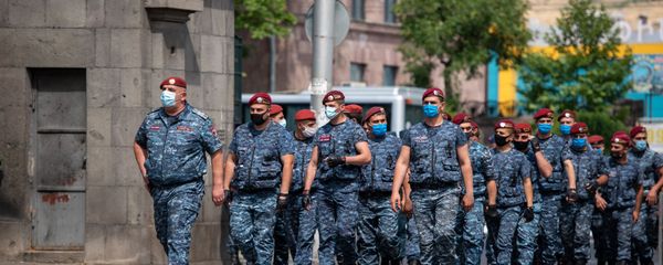 Сотрудники правоохранительных органов перед зданием суда общей юрисдикции административного района Шенгавит перед началом судебного заседания по делу о мере пресечения Гагика Царукяна (21 июня 2020). Еревaн - Sputnik Արմենիա