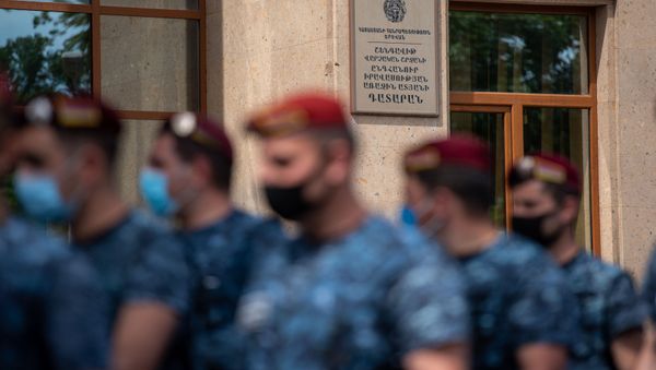 Сотрудники правоохранительных органов перед зданием суда общей юрисдикции административного района Шенгавит перед началом судебного заседания по делу о мере пресечения Гагика Царукяна (21 июня 2020). Еревaн - Sputnik Армения