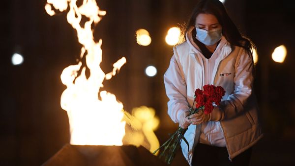 Девушка во время международной акции Свеча памяти, посвященной 75-й годовщине начала Великой Отечественной войны, у Вечного огня в парке Победы в Казани Девушка во время международной акции Свеча памяти, посвященной 75-й годовщине начала Великой Отечественной войны, у Вечного огня в парке Победы в Казани - Sputnik Армения