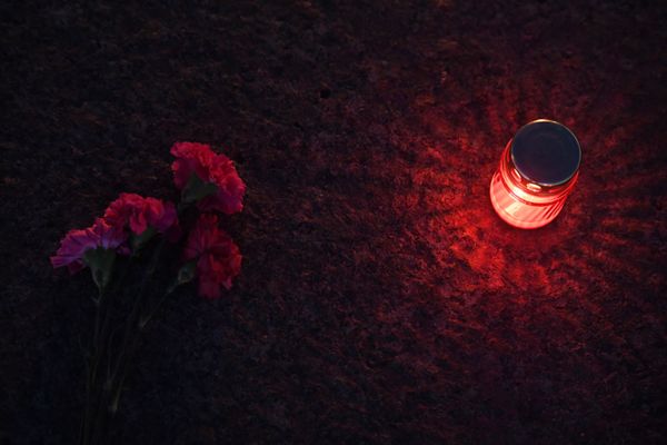 Свечи и цветы у Вечного огня на Поклонной горе в память о погибших в Великой Отечественной войне в рамках традиционной акции Свеча Памяти в Москве - Sputnik Армения