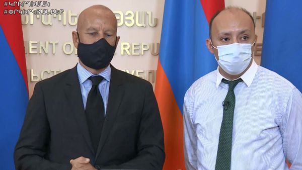 Врач из Франции Александр Миньон (слева) на онлайн брифинге (22 июня 2020). Еревaн Врач из Франции Александр Миньон (слева) на онлайн брифинге (22 июня 2020). Еревaн - Sputnik Армения