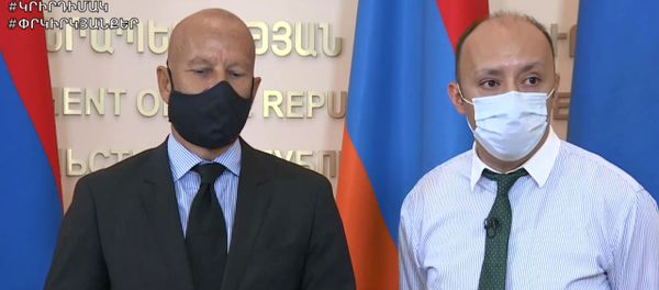 Врач из Франции Александр Миньон (слева) на онлайн брифинге (22 июня 2020). Еревaн Врач из Франции Александр Миньон (слева) на онлайн брифинге (22 июня 2020). Еревaн - Sputnik Армения
