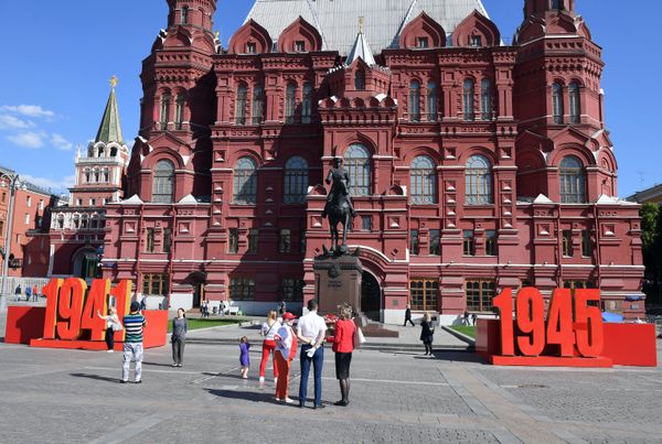 Украшение перед памятником маршалу Георгию Жукову у Исторического музея в Москве Украшение перед памятником маршалу Георгию Жукову у Исторического музея в Москве - Sputnik Армения