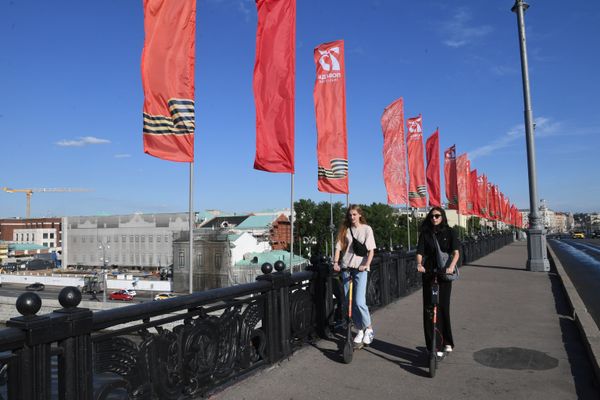 Девушки на самокатах на Большом Каменном Мосту в Москве Девушки на самокатах на Большом Каменном Мосту в Москве - Sputnik Армения