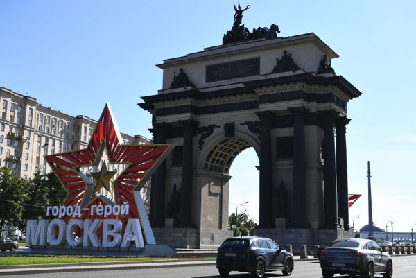 Звезда с надписью город-герой Москва у Триумфальной арки на Кутузовском проспекте в Москве Звезда с надписью город-герой Москва у Триумфальной арки на Кутузовском проспекте в Москве - Sputnik Армения