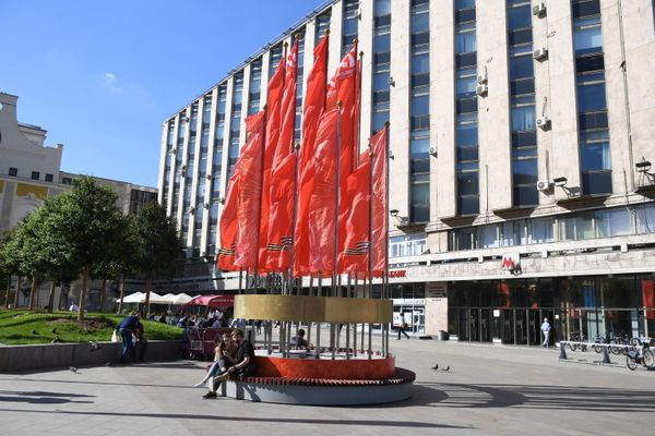 Флаги перед вестибюлем станции Московского метрополитена Тверская Флаги перед вестибюлем станции Московского метрополитена Тверская - Sputnik Армения