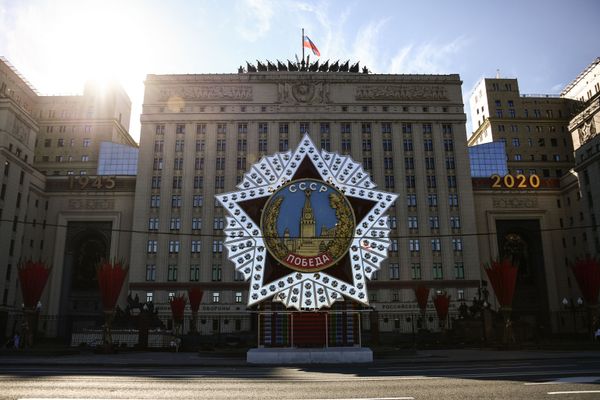 Декорация в виде Ордена Победы у здания Министерства обороны в Москве Декорация в виде Ордена Победы у здания Министерства обороны в Москве - Sputnik Армения