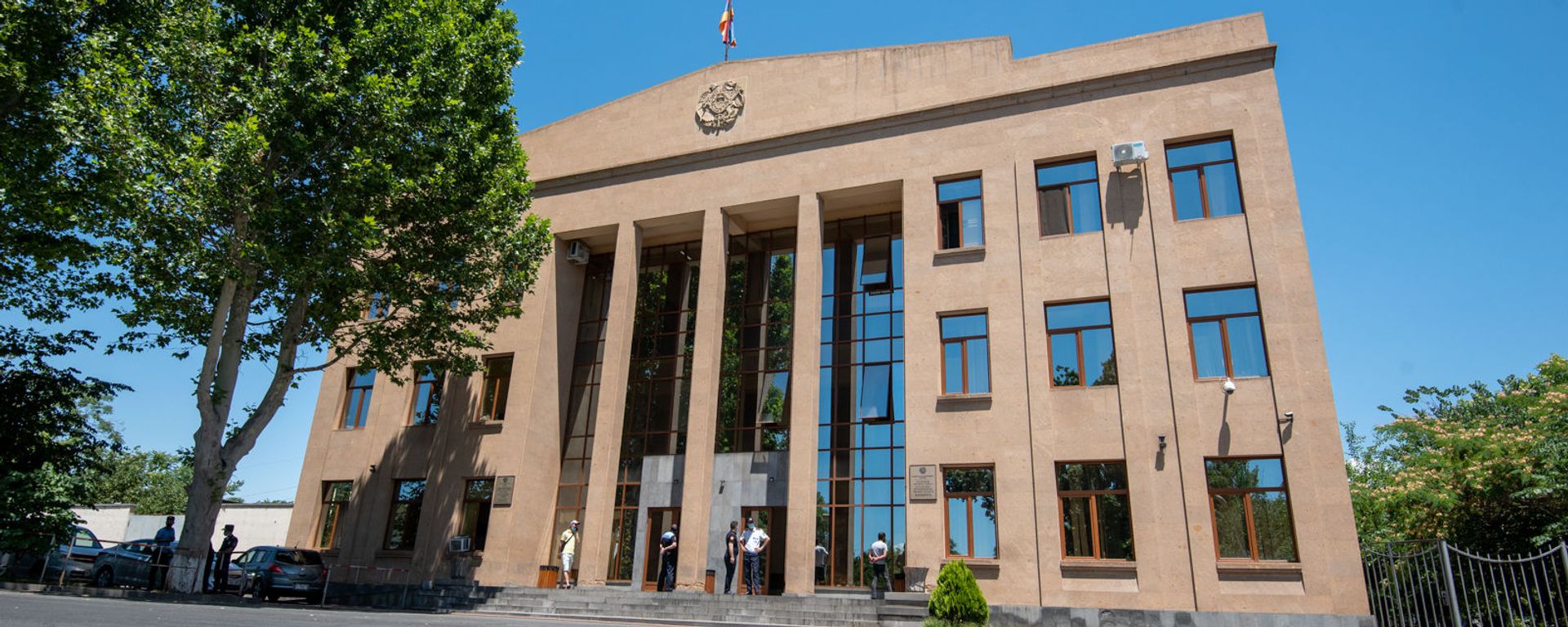 Здание суда первой инстанции общей юрисдикции административного района Шенгавит перед началом судебного заседания по делу 1 марта (23 июня 2020). Еревaн - Sputnik Армения, 1920, 17.04.2023