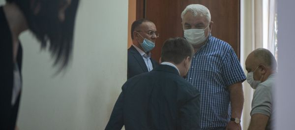 Юрий Хачатуров и Сейран Оганян входят в зал суда перед началом заседания по делу 1 марта (23 июня 2020). Еревaн - Sputnik Արմենիա