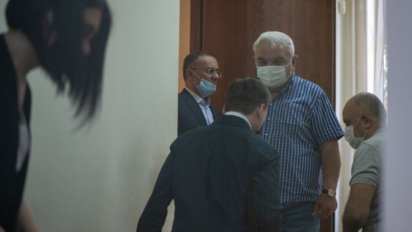 Юрий Хачатуров и Сейран Оганян входят в зал суда перед началом заседания по делу 1 марта (23 июня 2020). Еревaн - Sputnik Արմենիա