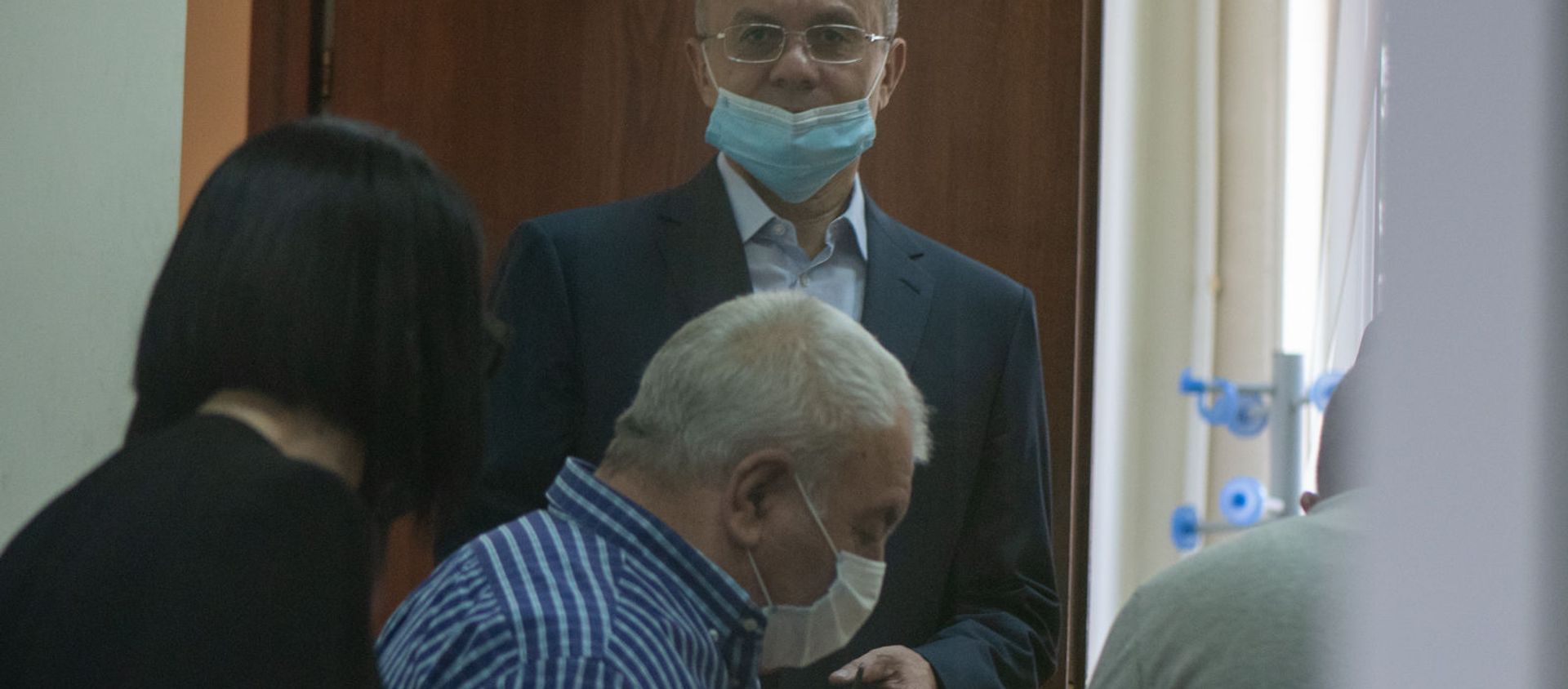 Юрий Хачатуров и Сейран Оганян входят в зал суда перед началом заседания по делу 1 марта (23 июня 2020). Еревaн - Sputnik Армения, 1920, 06.04.2021