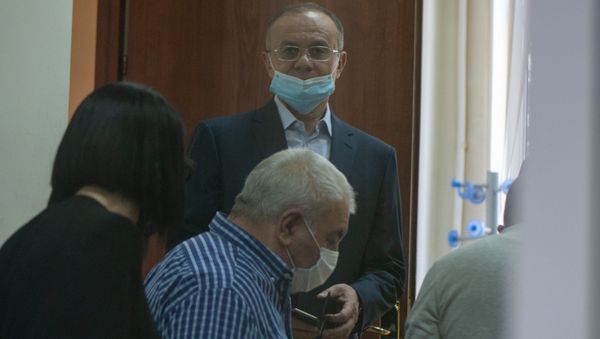Юрий Хачатуров и Сейран Оганян входят в зал суда перед началом заседания по делу 1 марта (23 июня 2020). Еревaн - Sputnik Армения