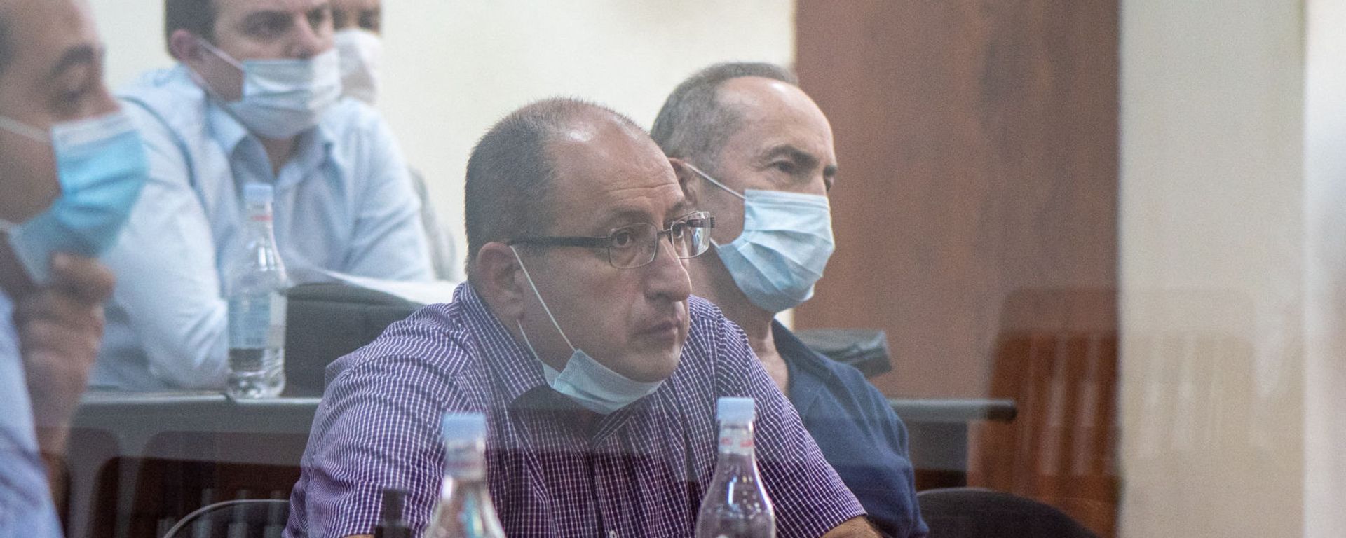 Роберт Кочарян с адвокатами Айком Алумяном и Ованнесом Худояном на судебном заседании по делу 1 марта (23 июня 2020). Еревaн - Sputnik Армения, 1920, 15.10.2021