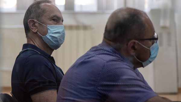 Роберт Кочарян с адвокатом Айком Алумяном на судебном заседании по делу 1 марта (23 июня 2020). Еревaн Роберт Кочарян с адвокатом Айком Алумяном на судебном заседании по делу 1 марта (23 июня 2020). Еревaн - Sputnik Армения