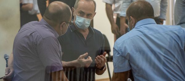 Роберт Кочарян беседует с адвокатами Айком Алумяном и Ованнесом Худояном по окончанию судебного заседания по делу 1 марта (23 июня 2020). Еревaн - Sputnik Արմենիա