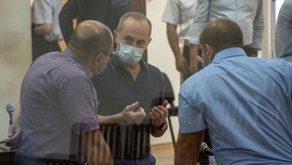 Роберт Кочарян беседует с адвокатами Айком Алумяном и Ованнесом Худояном по окончанию судебного заседания по делу 1 марта (23 июня 2020). Еревaн - Sputnik Արմենիա