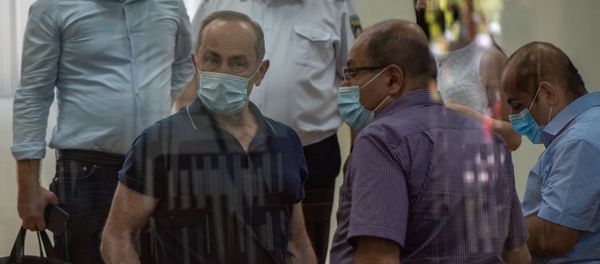Роберт Кочарян беседует с адвокатами Айком Алумяном и Ованнесом Худояном по окончанию судебного заседания по делу 1 марта (23 июня 2020). Еревaн Роберт Кочарян беседует с адвокатами Айком Алумяном и Ованнесом Худояном по окончанию судебного заседания по делу 1 марта (23 июня 2020). Еревaн - Sputnik Армения