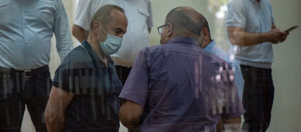 Роберт Кочарян беседует с адвокатами Айком Алумяном и Ованнесом Худояном по окончанию судебного заседания по делу 1 марта (23 июня 2020). Еревaн - Sputnik Արմենիա
