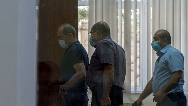 Роберт Кочарян с адвокатами Айком Алумяном и Ованнесом Худояном выходят из зала суда по окончанию заседания по делу 1 марта (23 июня 2020). Еревaн - Sputnik Արմենիա