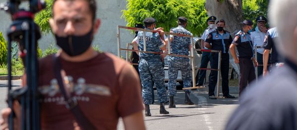 Полицейские с железными заслонами у здания суда первой инстанции общей юрисдикции административного района Шенгавит после окончания заседания по делу 1 марта (23 июня 2020). Еревaн - Sputnik Արմենիա