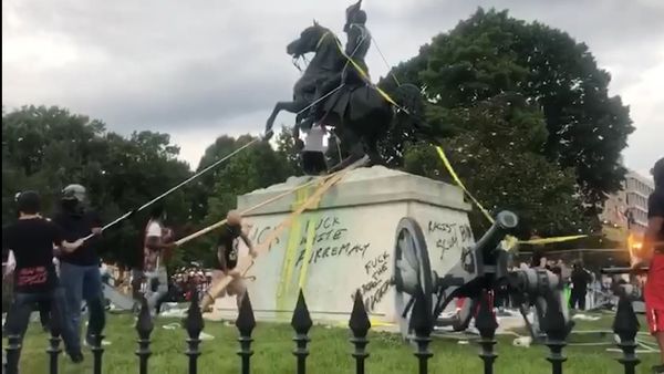 В США протестующие пытались повалить памятник 7-му президенту США - видео - Sputnik Армения
