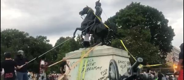 В США протестующие пытались повалить памятник 7-му президенту США - видео - Sputnik Армения