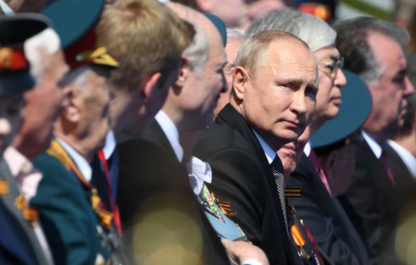Президент РФ Владимир Путин на военном параде в ознаменование 75-летия Победы на Красной площади Президент РФ Владимир Путин на военном параде в ознаменование 75-летия Победы на Красной площади - Sputnik Армения
