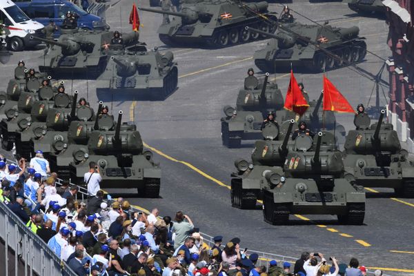 Танки Т-34-85 во время военного парада Победы на Красной площади Танки Т-34-85 во время военного парада Победы на Красной площади - Sputnik Армения