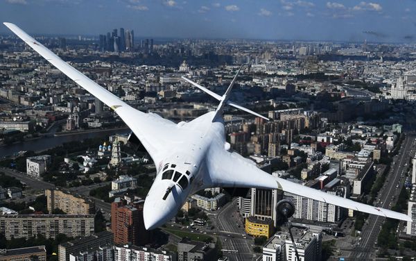 Стратегический бомбардировщик-ракетоносец Ту-160 во время воздушной части военного парада в Москве Стратегический бомбардировщик-ракетоносец Ту-160 во время воздушной части военного парада в Москве - Sputnik Армения