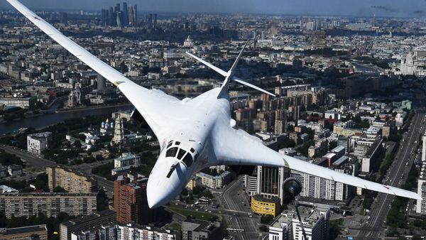 Стратегический бомбардировщик-ракетоносец Ту-160 во время воздушной части военного парада в Москве - Sputnik Армения