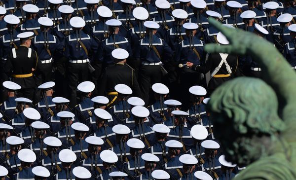 Военнослужащие парадных расчетов перед началом военного парада Победы на Красной площади Военнослужащие парадных расчетов перед началом военного парада Победы на Красной площади - Sputnik Армения