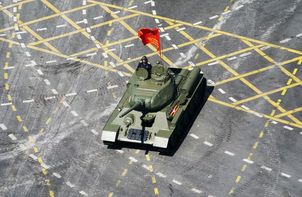 Танк Т-34-85 во время военного парада Победы Танк Т-34-85 во время военного парада Победы - Sputnik Армения