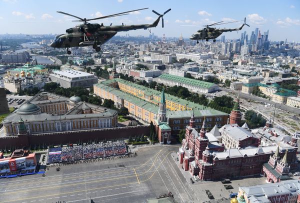 Многоцелевые вертолеты Ми-8 во время воздушной части военного парада Победы Многоцелевые вертолеты Ми-8 во время воздушной части военного парада Победы - Sputnik Армения
