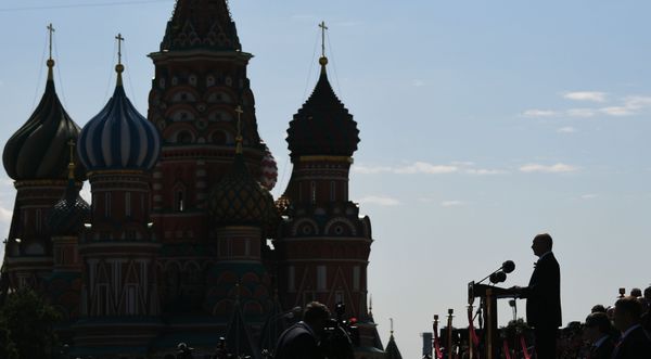 Президент РФ Владимир Путин выступает во время военного парада на Красной площади Президент РФ Владимир Путин выступает во время военного парада на Красной площади - Sputnik Армения