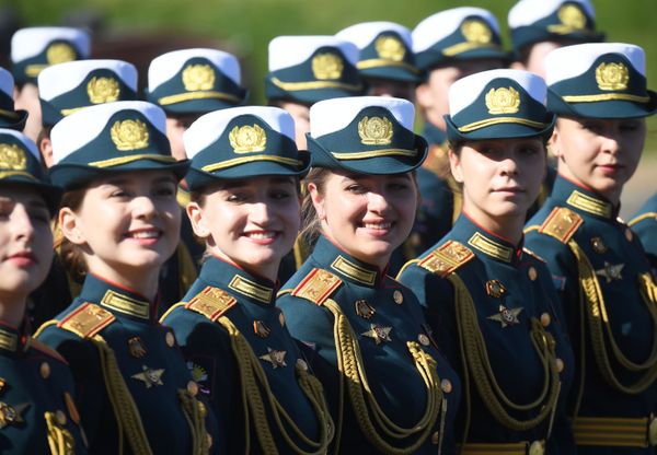 Военнослужащие парадных расчетов перед началом военного парада на Красной площади в Москве Военнослужащие парадных расчетов перед началом военного парада на Красной площади в Москве - Sputnik Армения