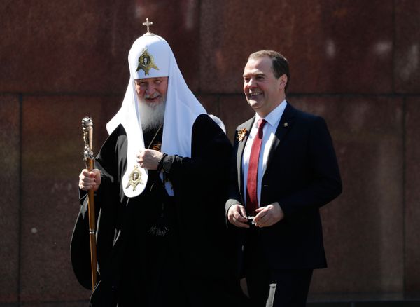 Заместитель председателя Совета безопасности РФ Дмитрий Медведев и патриарх Московский и всея Руси Кирилл на параде Победы в Москве Заместитель председателя Совета безопасности РФ Дмитрий Медведев и патриарх Московский и всея Руси Кирилл на параде Победы в Москве - Sputnik Армения