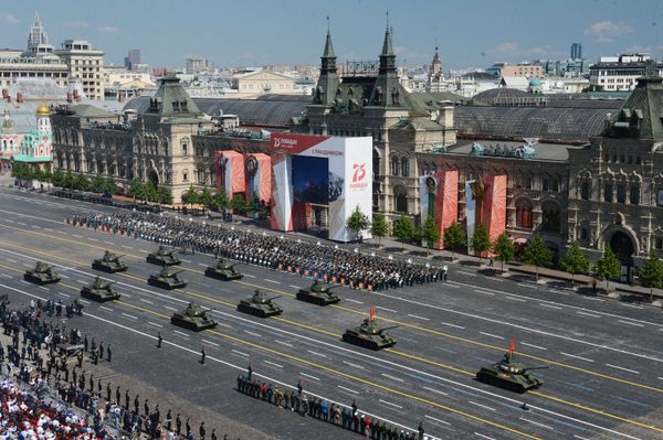 Танки Т-34-85 во время военного парада в ознаменование 75-летия Победы на Красной площади Танки Т-34-85 во время военного парада в ознаменование 75-летия Победы на Красной площади - Sputnik Армения