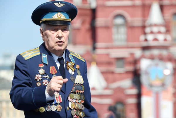Ветеран перед началом военного парада Победы на Красной площади Ветеран перед началом военного парада Победы на Красной площади - Sputnik Армения