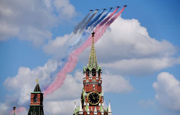 Штурмовики Су-25 БМ во время воздушной части военного парада Победы Штурмовики Су-25 БМ во время воздушной части военного парада Победы - Sputnik Армения