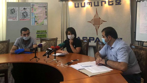 Aдвокат Айк Арутюнян (слева), Эгине Манукян и Артуш Акопян на пресс-конференции по делу убитого  21-летнего Зарзанда Манукяна (24 июня 2020). Гюмри - Sputnik Արմենիա